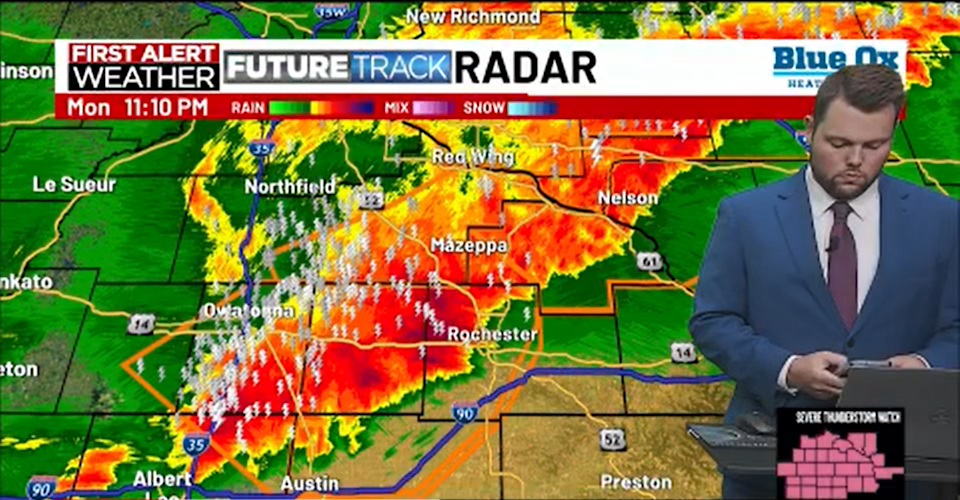 Aux États-Unis, ce présentateur météo qui a écrit un SMS en direct à la télé reçoit un soutien massif