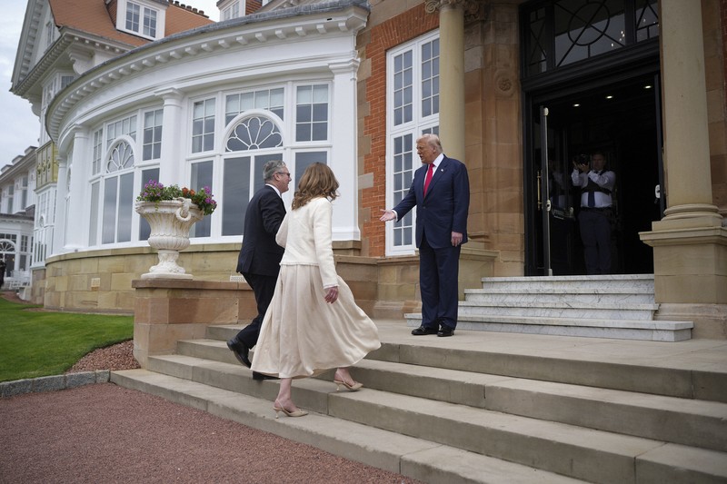 スターマー英首相夫妻を出迎えるトランプ米大統領(右)=英北部スコットランド・ターンベリーで2025年7月28日、AP