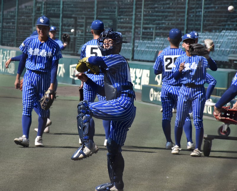 甲子園練習に臨む青藍泰斗の選手たち=阪神甲子園球場で2025年8月2日、皆川真仁撮影