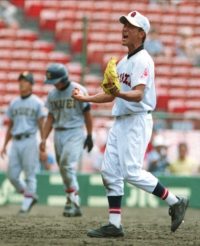 【宜野座－仙台育英】第83回全国高校野球選手権大会で最後の打者を三振にとり、ガッツポーズの宜野座・仲間芳博＝阪神甲子園球場で2001年8月9日、平田明浩撮影