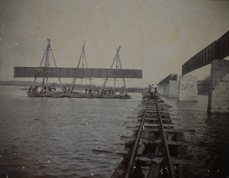 加太軽便鉄道による紀の川架橋工事を捉えた写真（1914年）。現在の河西橋だ＝和歌山市立博物館提供