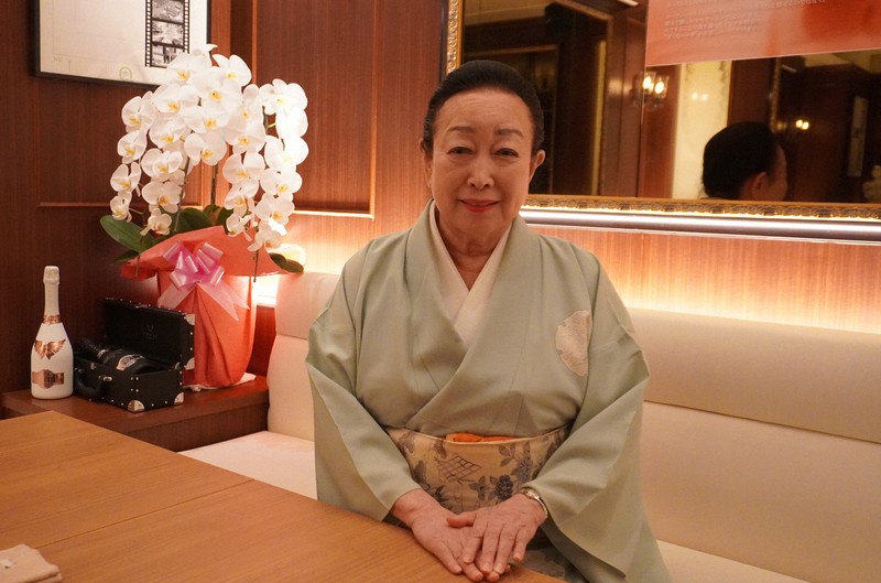 作家らとの思い出を語る文壇バー「ザボン」店主の水口素子さん=東京都中央区銀座で2025年7月31日午後7時38分、小松やしほ撮影