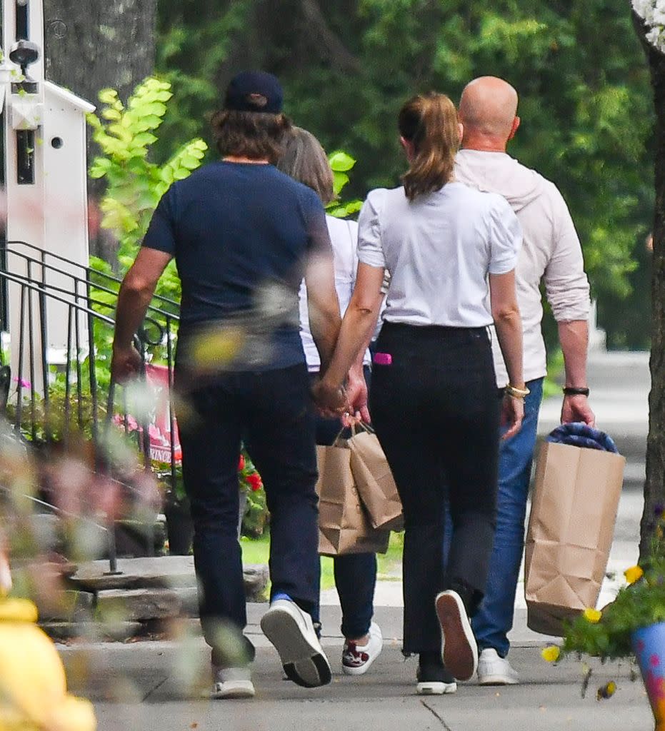 En las imágenes, se aprecia a la pareja paseando por el lugar, haciendo unas compras y paseando como un par de enamorados.