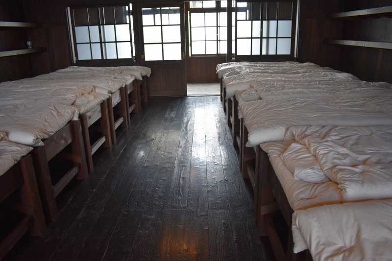 復元された兵舎棟の寄宿室＝埼玉県桶川市川田谷の桶川飛行学校平和祈念館で2025年7月18日午後0時51分、萩原佳孝撮影