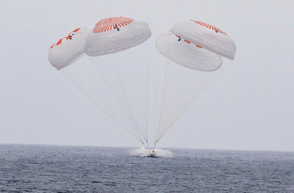 Astronautas regresan a la Tierra con SpaceX tras cinco meses en Estación Espacial Internacional