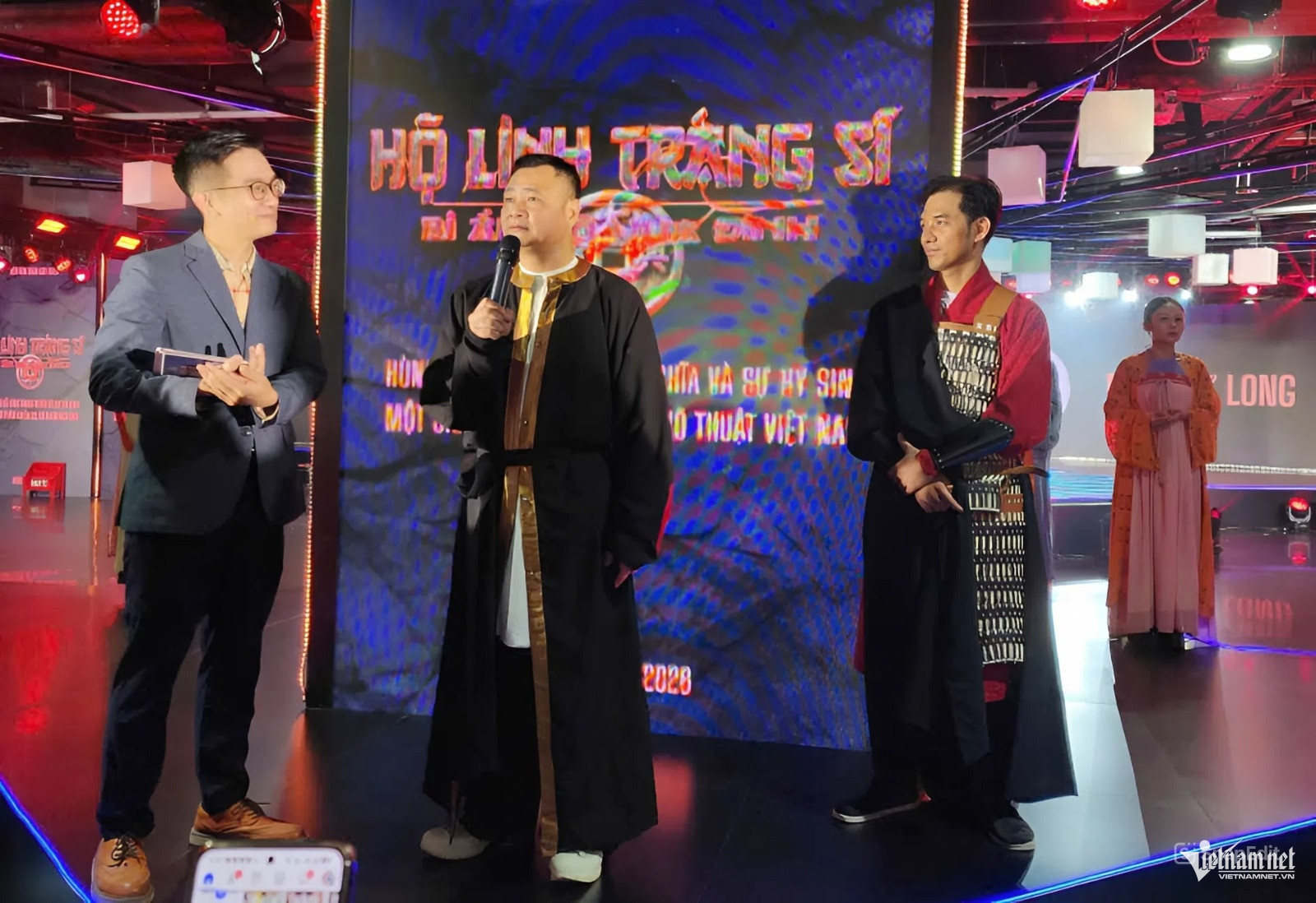 NSND Tự Long mặc cổ phục diễu hành giữa trời nắng gắt