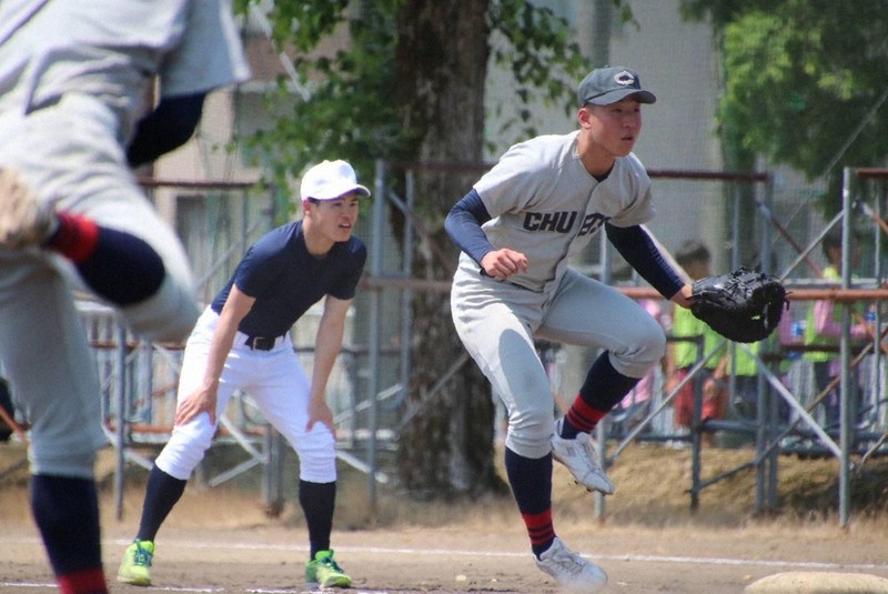 6月上旬に中越高校グラウンドであった練習試合で塁審をする小倉大和さん(左)=中越高校野球部保護者会提供