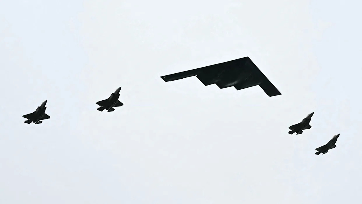 A B-2 bomber fly-by greeted Putin over summit in Alaska