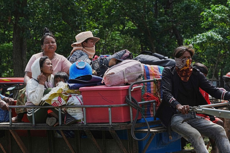 タイとの国境地帯で発生した武力衝突を避けるため避難するカンボジアの住民ら＝北西部ウドーミエンチェイ州で2025年7月25日、AP