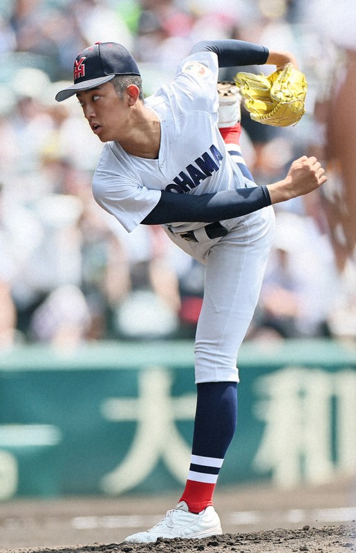 【横浜－津田学園】力投する横浜の先発・織田＝阪神甲子園球場で2025年8月17日、玉城達郎撮影