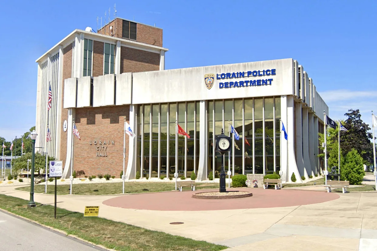 lorain ohio police department (Google Maps)