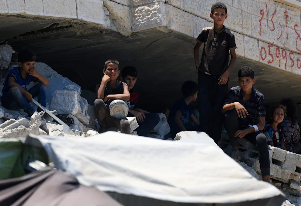 Palestinians waiting for food