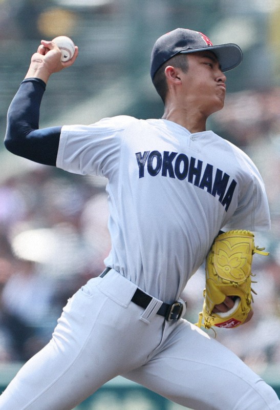 【横浜－綾羽】力投する横浜の織田＝阪神甲子園球場で2025年8月14日、長澤凜太郎撮影