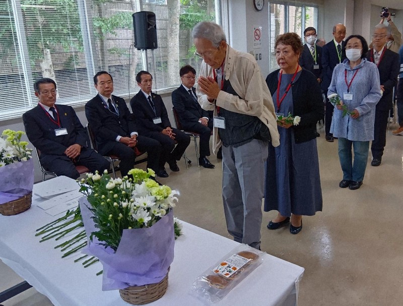 中止となった北方領土洋上慰霊に代わり行われた慰霊式で手を合わせる元島民2世ら＝北海道根室市の千島会館で2025年7月31日午前8時7分、本間浩昭撮影