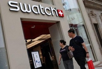 スウォッチ、「つり目」ポーズ広告巡り謝罪　中国で非難の声