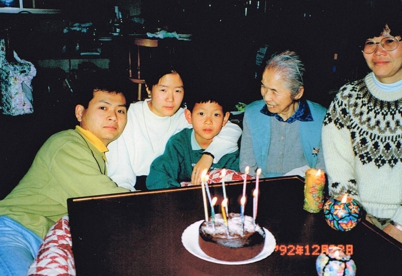 1992年に撮影された佐々木巍さんの長女・寛子さん（右端）の家族写真。右から2人目は母愛さん、左端は長男京さん、左から2人目は長女涼子さん、中央は次男律さん＝新井京さん提供