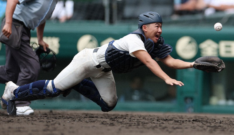 【西日本短大付－弘前学院聖愛】延長タイブレーク十回裏弘前学院聖愛無死一、二塁、菅野の邪飛を好捕する西日本短大付の捕手・山下＝阪神甲子園球場で2025年8月9日、岩本一希撮影
