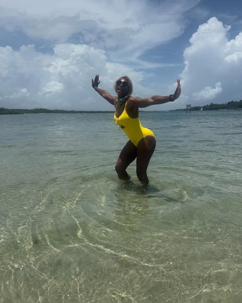 Serena Williams presume su figura en bañador amarillo tras hablar sobre el uso de un medicamento para bajar de peso