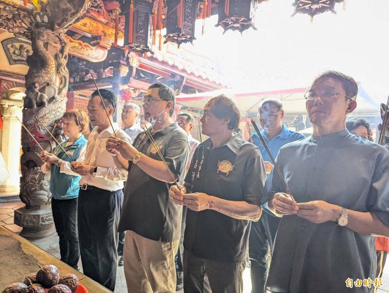 嘉義縣樸仔媽微型利他慈善會今在配天宮舉行會員大會，嘉義縣長翁章梁(左二)等人團拜祈福。(記者王善嬿攝)