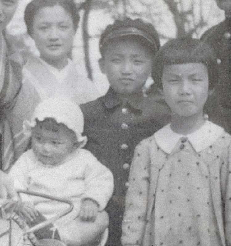 樫野由美子さん（左の赤ちゃん）と兄敏治さん（中央の学生帽）＝1940年ごろ撮影（樫野さん提供）