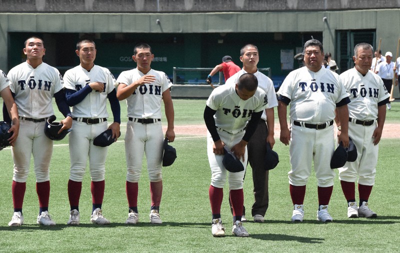 大阪大会決勝で東大阪大柏原に惜敗し、スタンドにあいさつする大阪桐蔭の選手たち＝GOSANDO南港野球場で2025年7月27日午後1時15分、長宗拓弥撮影