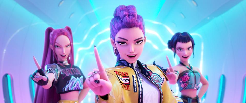 Esta imagen publicada por Netflix muestra a los personajes, de izquierda a derecha, Mira, Rumi y Zoey en una escena de "KPop Demon Hunters". (Netflix via AP)
