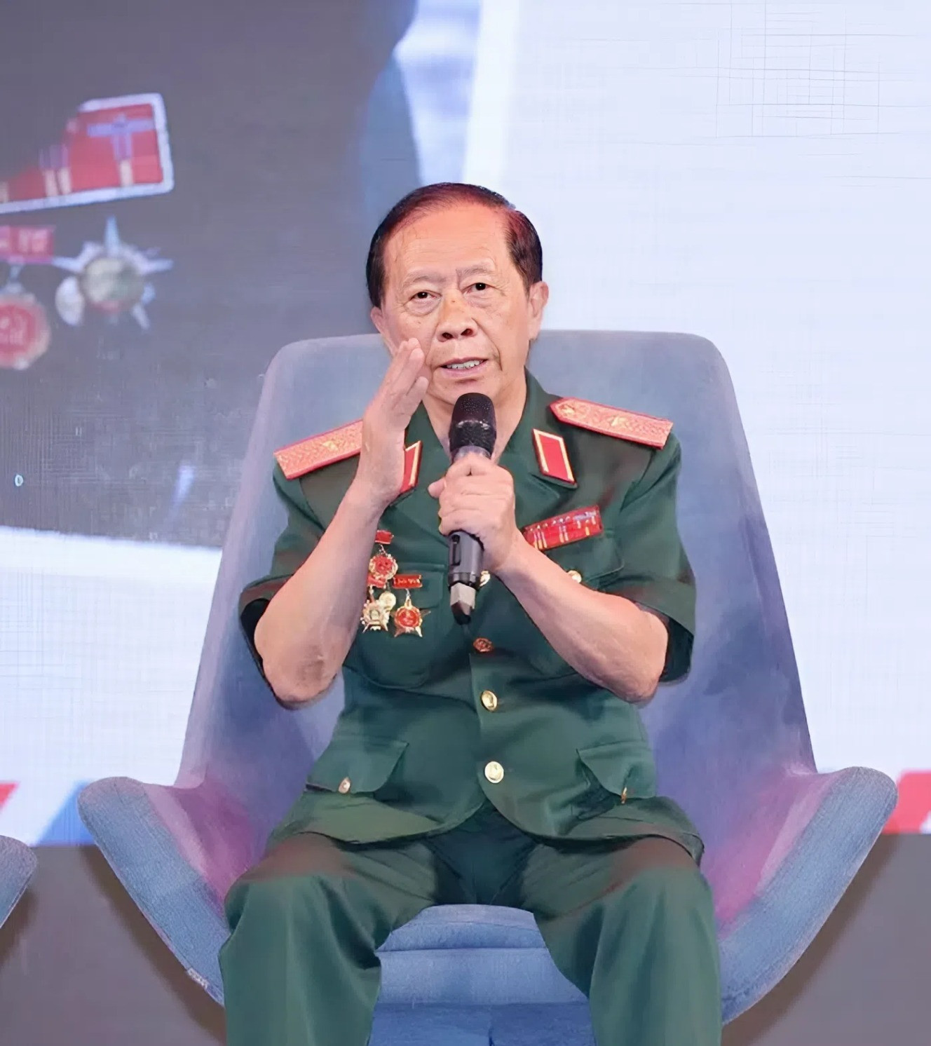 Thiếu tướng Hồ Sỹ Hậu ra mắt tiểu thuyết 'Dòng sông mang lửa'