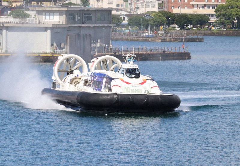 西大分発着場に近づくホーバークラフト＝大分市で2025年7月26日午前9時8分、久保田修寿撮影