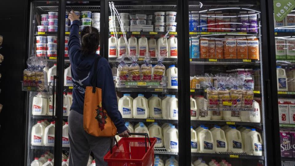 Una compradora busca queso cottage en un supermercado de San Francisco, en mayo de 2022. - David Paul Morris/Bloomberg/Getty Images