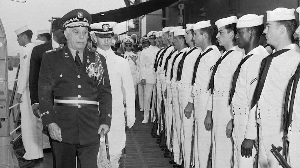 Rafael L. Trujillo (izquierda) visita el