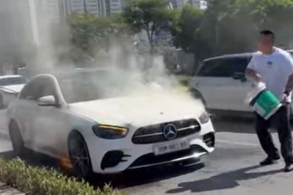 Ô tô Mercedes bốc cháy trên đường ở Hà Nội