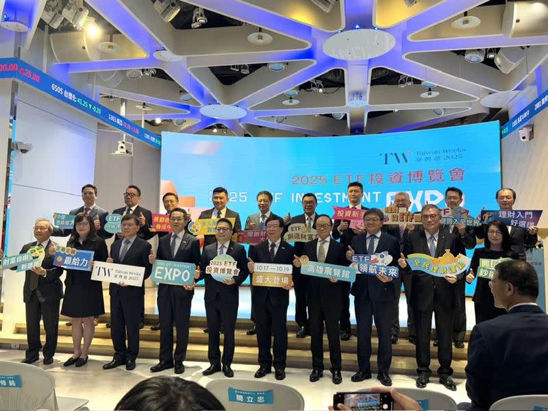 財神爺帶著ETF金童南下!2025台灣週 ETF 投資博覽會將於10月17日至19日首度移師高雄展覽館舉辦,截至2025年6月底,台灣ETF市場規模突破新台幣6.5兆元,受益人數逾1,544 萬人。(圖/記者師瑞德攝影)