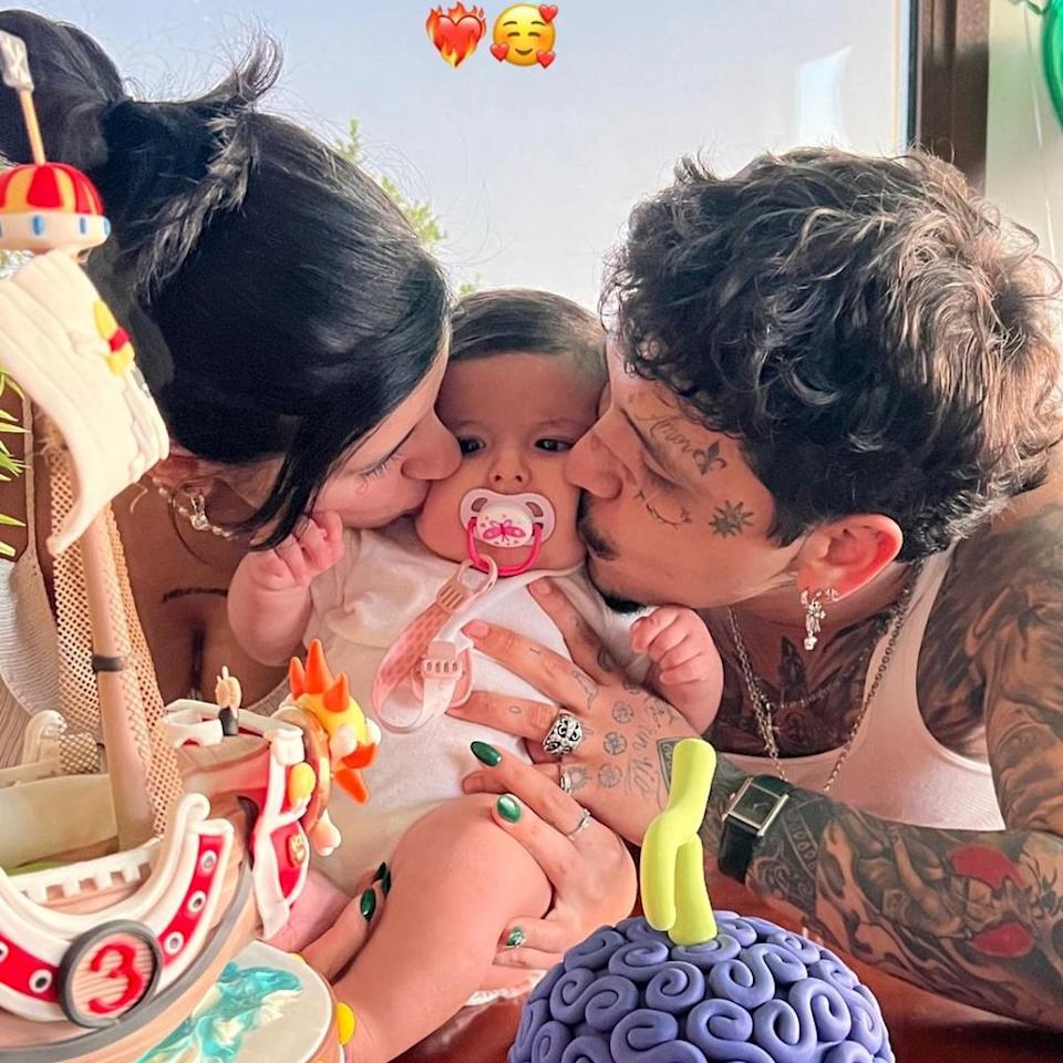 cazzu y nodal con su hija inti