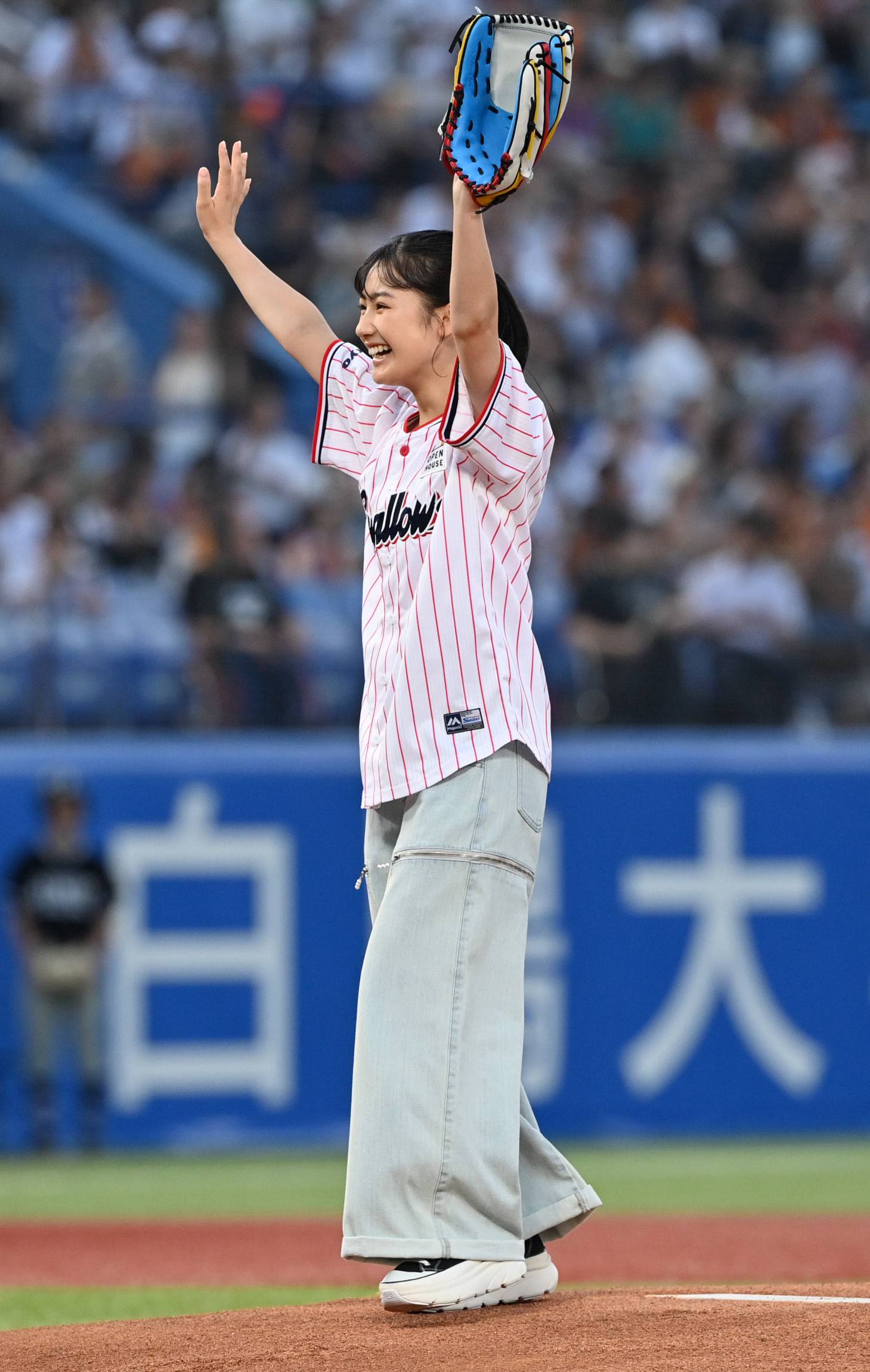 「擦れてない感じが良い」〝堺雅人の娘〟CMで話題の14歳女優、始球式が話題に「透明感すごっ」「バチクソ可愛いな」の声