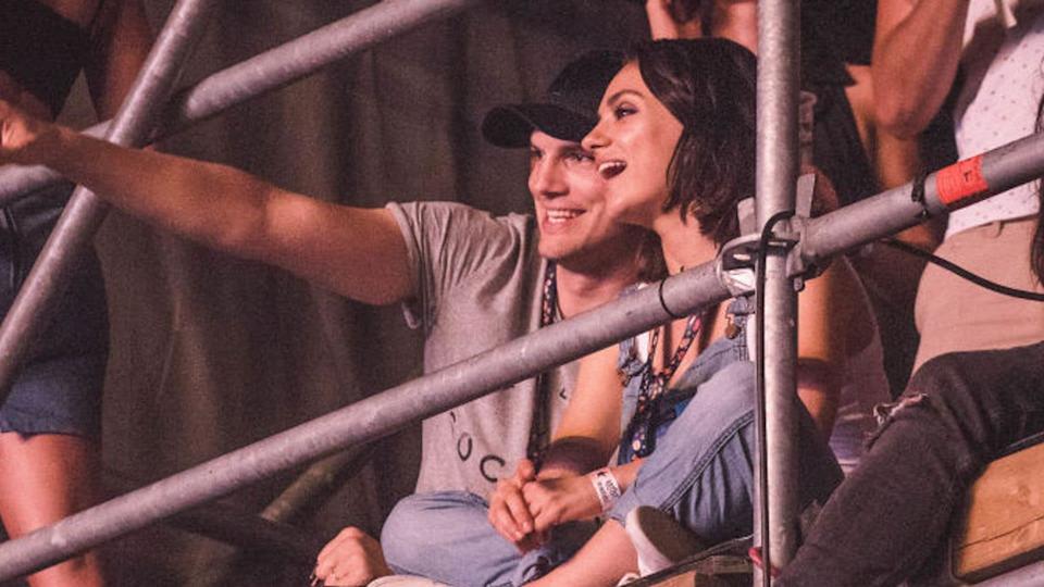 El video viral de Mila Kunis y Ashton Kutcher dándolo todo en un concierto de los Backstreet Boys como dos adolescentes