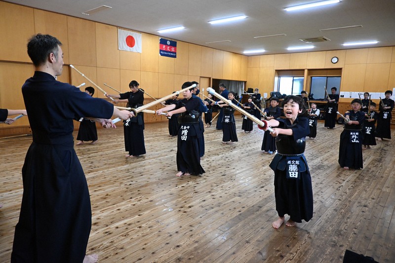 神道無念流 戸賀崎練武道場 惠文館の稽古。早朝から子どもたちの元気な声が響いていた=埼玉県久喜市で2025年7月20日午前7時37分、曽根田和久撮影