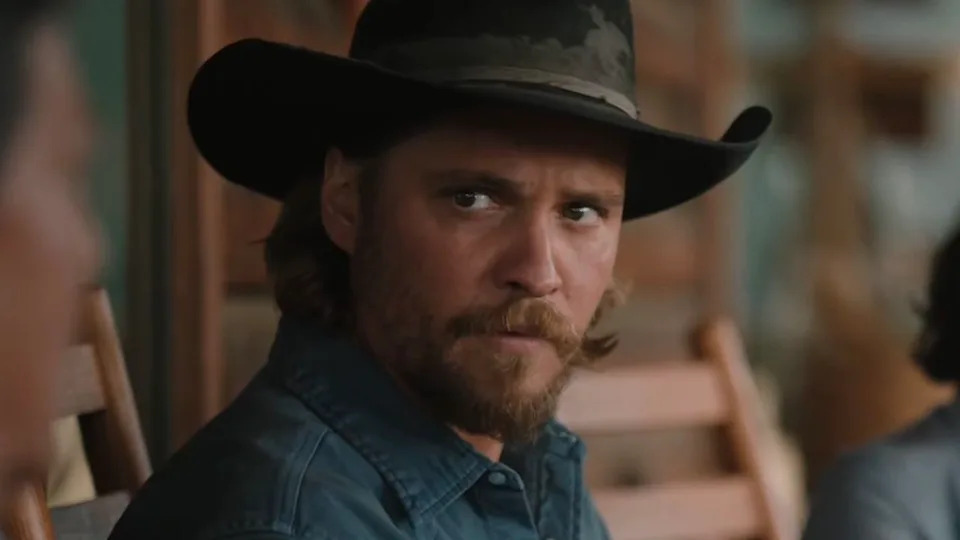 Kayce talking to Rainwater on his porch in Yellowstone finale.
