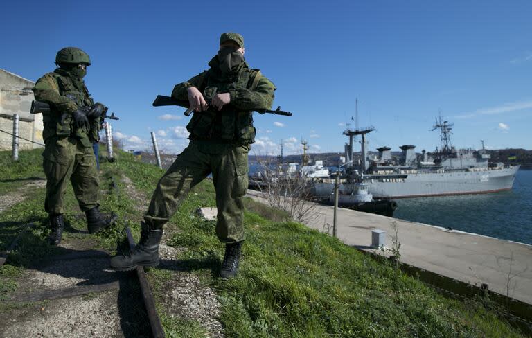 Soldados rusos en el puerto de Sebastopol, en la península de Crimea