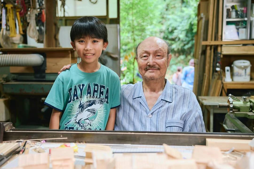 数々の悪役を怪演…84歳俳優〝好々爺と孫の2ショット〟に「微笑ましい」「素敵な写真ですね」の声　話題のドラマオフショット