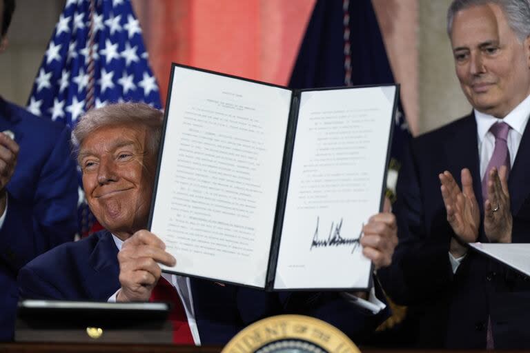 El presidente Donald Trump sostiene una orden ejecutiva firmada tras hablar durante una cumbre sobre inteligencia artificial, el miércoles 23 de julio de 2025, en Washington DC