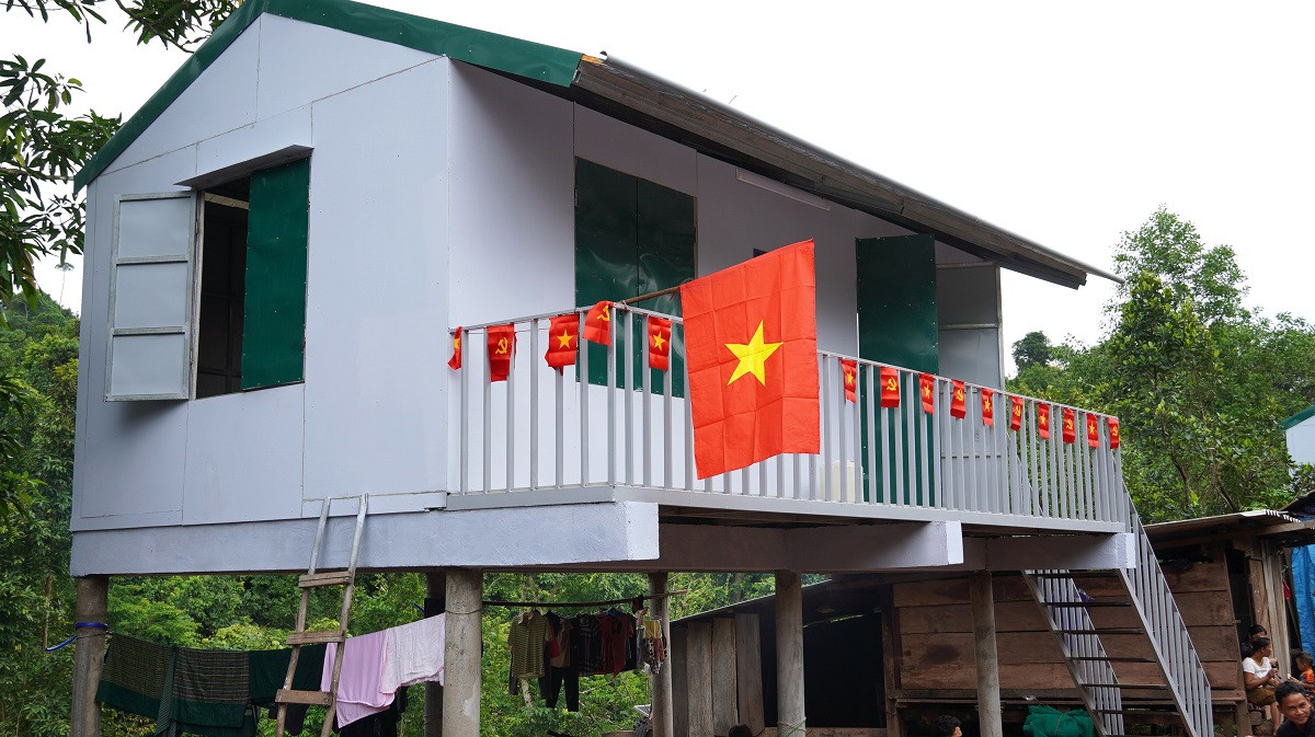 Bàn giao 100 ngôi nhà cho hộ nghèo vùng đồng bào dân tộc thiểu số ở Quảng Trị