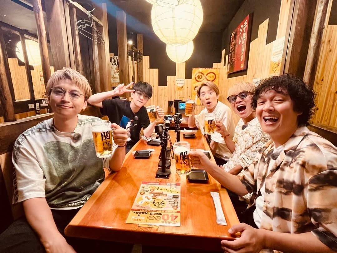 「これはアツい！」父の店で...記念日に人気アイドルグループの5人が〝あの庶民の焼鳥屋〟で乾杯！ファン熱狂「ずぶずぶ貴族」「トリキやーー！」