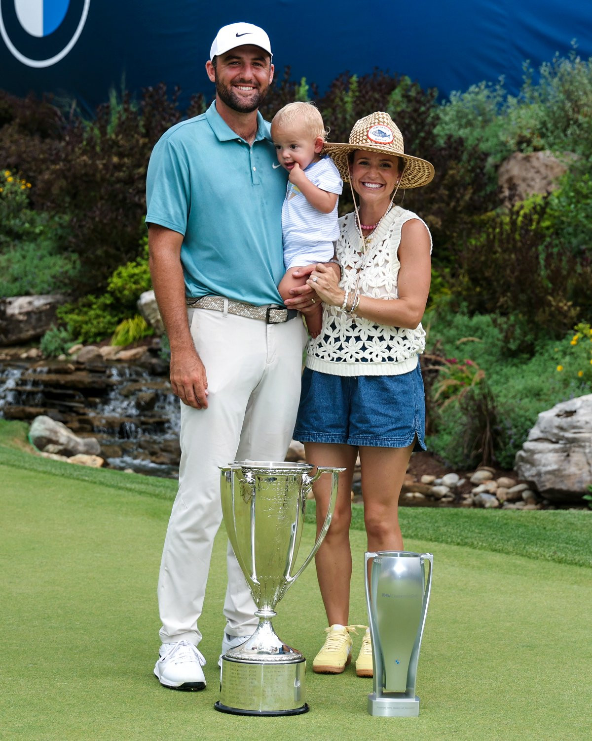 Scottie Scheffler tái hiện kỳ tích Tiger Woods sau cú chip-in để đời