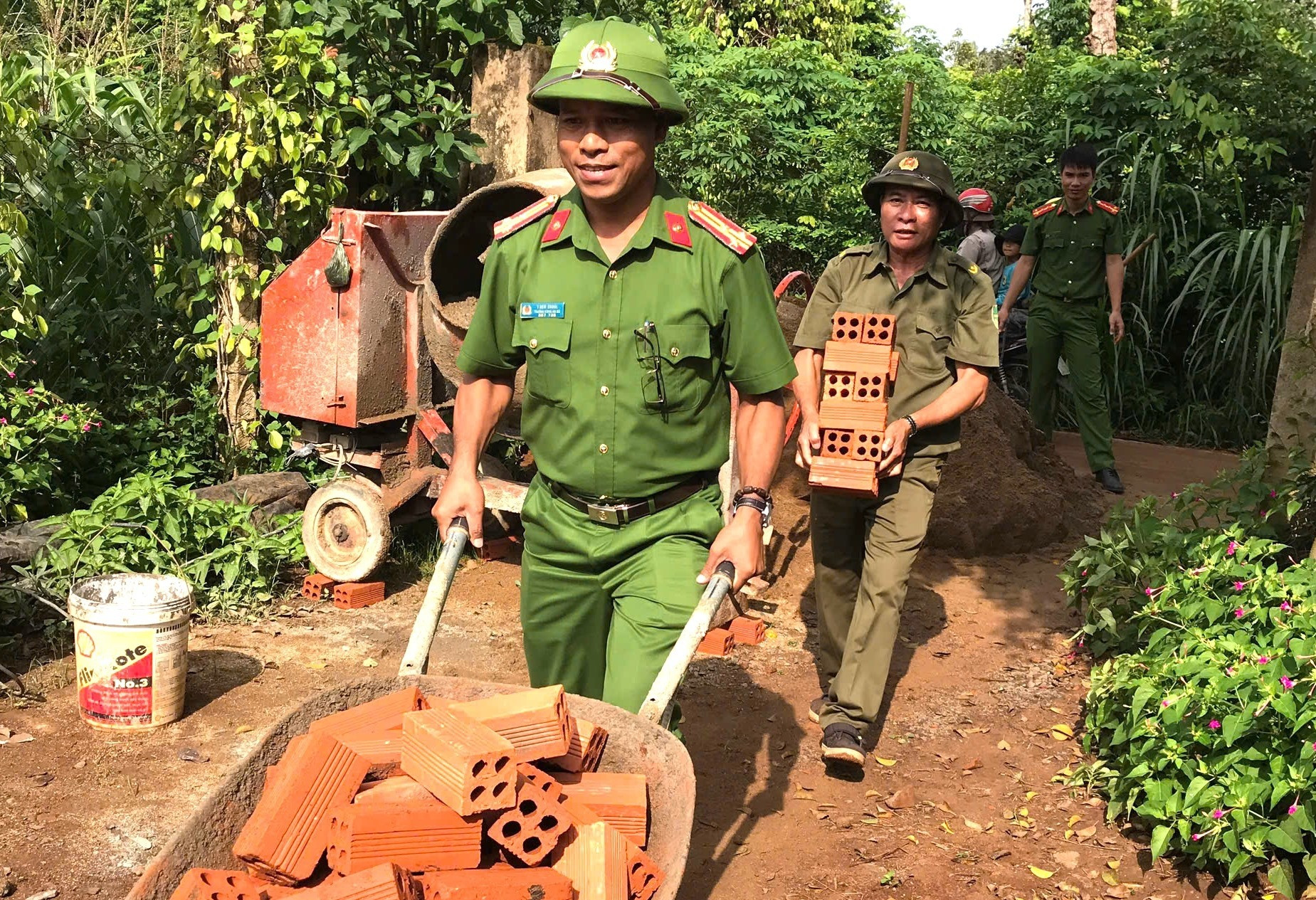 Chiến sĩ công an chung tay xóa nhà tạm, nhà dột nát ở Đắk Lắk