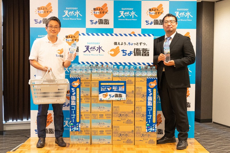 「ちょ備蓄」を呼びかけるサントリー食品インターナショナルの溝本将洋さん(左)と、兵庫県立大の木村玲欧教授=東京都港区で2025年8月22日、サントリー食品インターナショナル提供