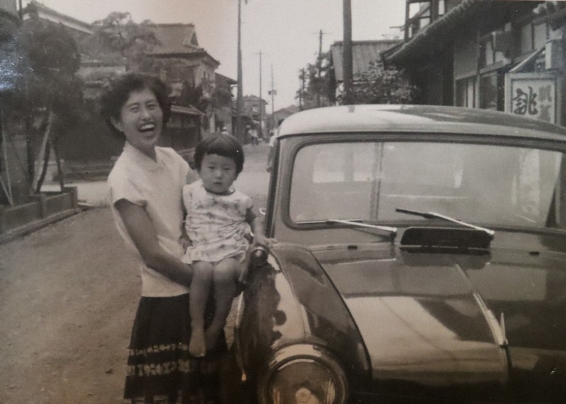 加口敦子さん(右)を抱っこする母の嘉子さん。1958年ごろに撮られたとみられる=敦子さん提供