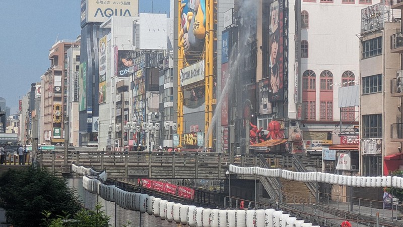 大阪ビル火災　女性2人体調不良、消防隊員も負傷　「大きな爆発音」