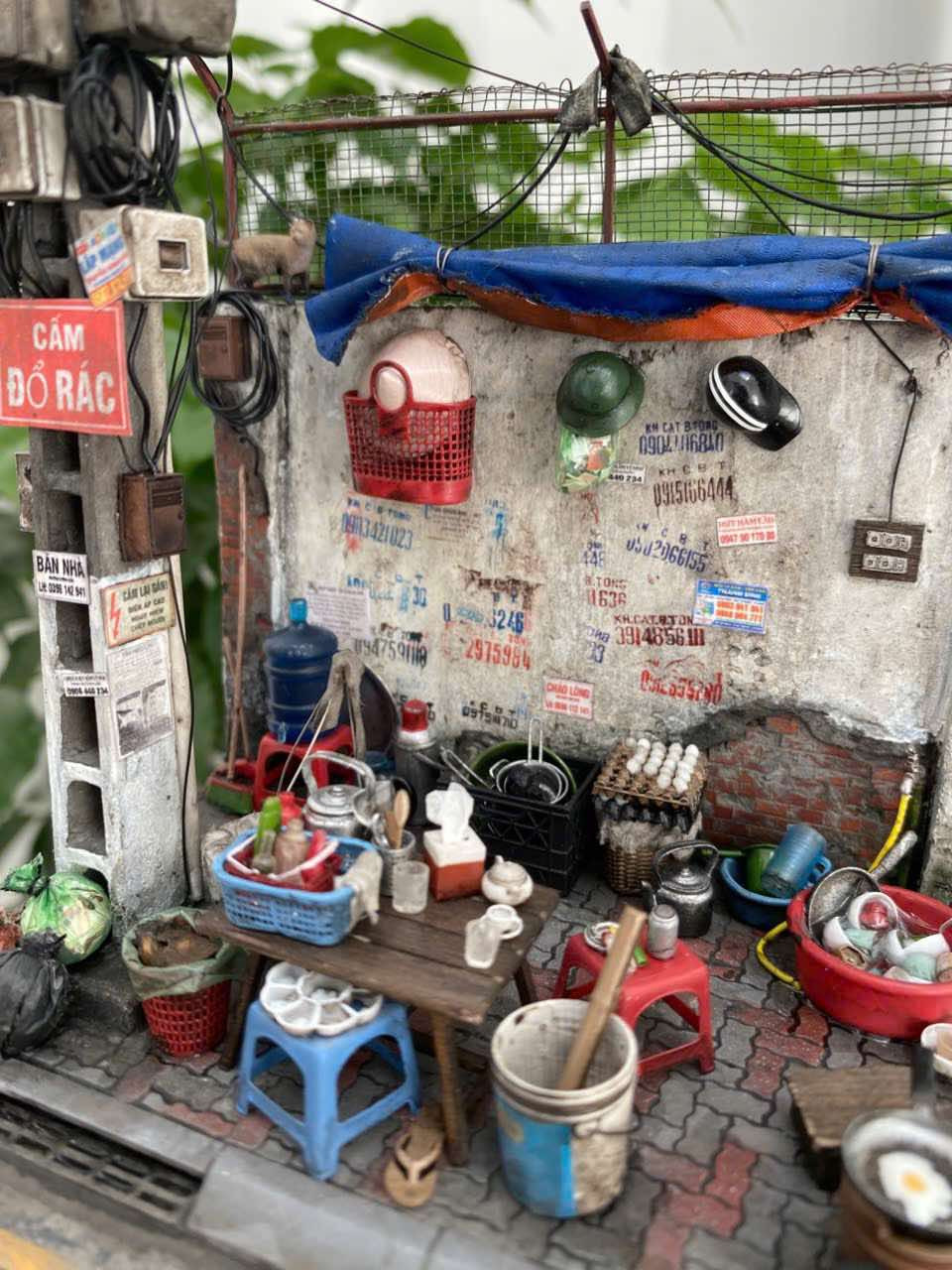 Chàng trai làm mô hình vỉa hè Hà Nội sống động đến từng viên gạch, sợi dây điện
