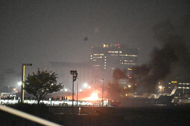 横浜・みなとみらいの花火大会で火災　「台船が制御不能」と通報