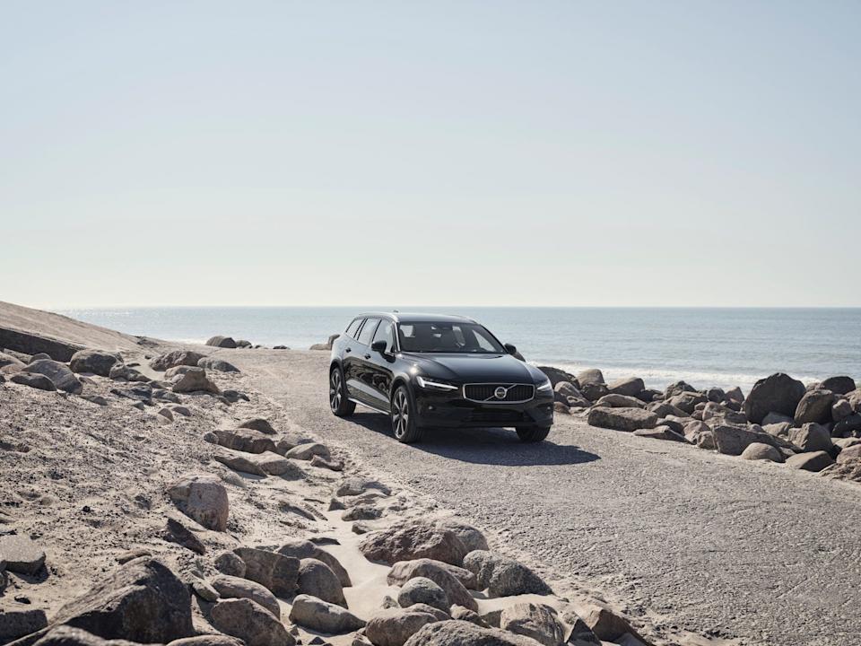 2025 volvo v60 cross country